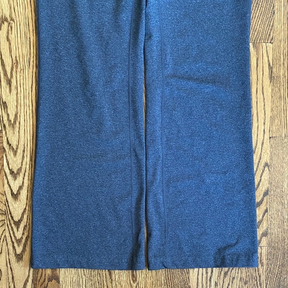 Heather-gray Athleta Fusion bootcut yoga pants, size M. Like new condition - Picture 3 of 12